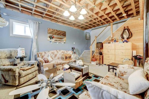 379N 300 E, Raymond, AB - Indoor Photo Showing Living Room