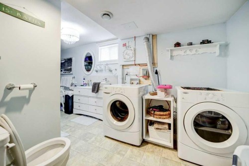 379N 300 E, Raymond, AB - Indoor Photo Showing Laundry Room