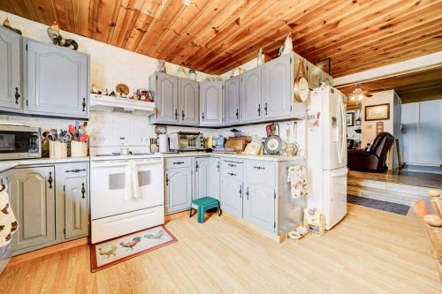 379N 300 E, Raymond, AB - Indoor Photo Showing Kitchen