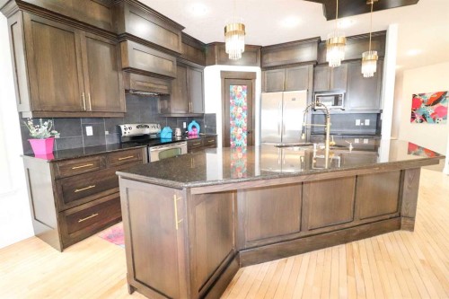 4 Heritage Point West, Lethbridge, AB - Indoor Photo Showing Kitchen