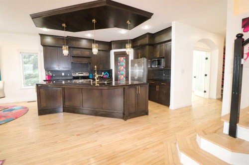 4 Heritage Point West, Lethbridge, AB - Indoor Photo Showing Kitchen