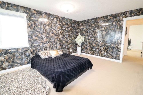 4 Heritage Point West, Lethbridge, AB - Indoor Photo Showing Bedroom