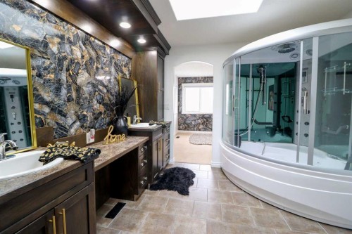 4 Heritage Point West, Lethbridge, AB - Indoor Photo Showing Bathroom