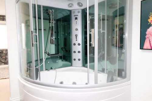 4 Heritage Point West, Lethbridge, AB - Indoor Photo Showing Bathroom