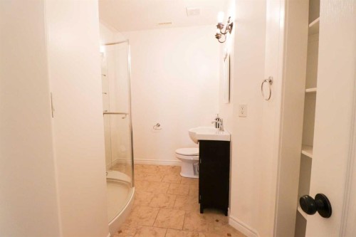 4 Heritage Point West, Lethbridge, AB - Indoor Photo Showing Bathroom