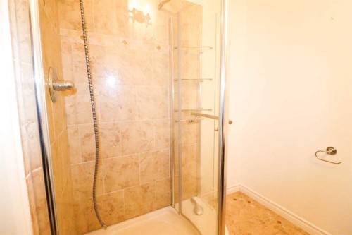 4 Heritage Point West, Lethbridge, AB - Indoor Photo Showing Bathroom