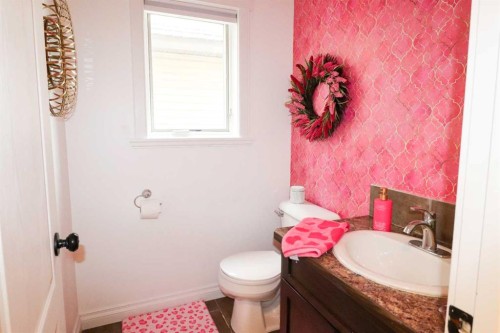 4 Heritage Point West, Lethbridge, AB - Indoor Photo Showing Bathroom
