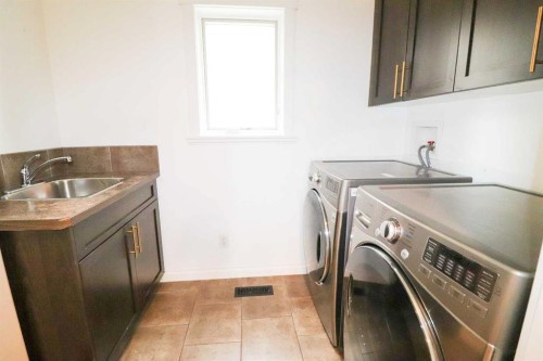 4 Heritage Point West, Lethbridge, AB - Indoor Photo Showing Laundry Room