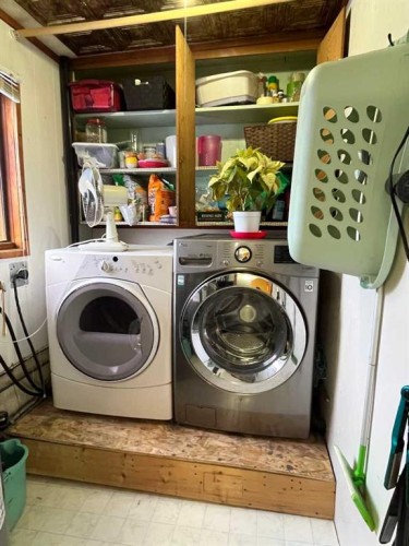 505 4 Street, Stirling, AB - Indoor Photo Showing Laundry Room