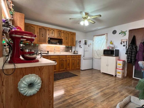 505 4 Street, Stirling, AB - Indoor Photo Showing Kitchen