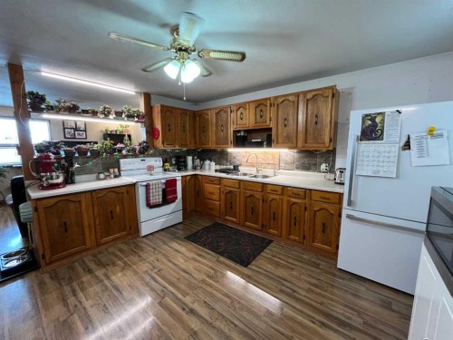 505 4 Street, Stirling, AB - Indoor Photo Showing Kitchen With Double Sink