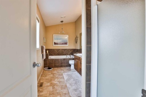 91 Fairmont Point South, Lethbridge, AB - Indoor Photo Showing Bathroom