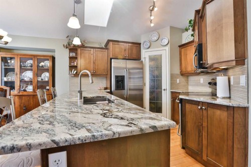 91 Fairmont Point South, Lethbridge, AB - Indoor Photo Showing Kitchen With Upgraded Kitchen