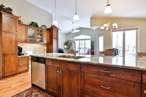 91 Fairmont Point South, Lethbridge, AB - Indoor Photo Showing Kitchen
