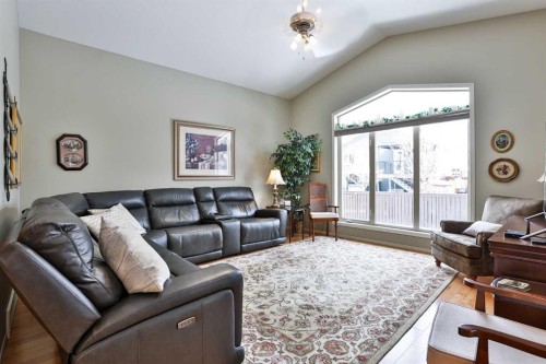 91 Fairmont Point South, Lethbridge, AB - Indoor Photo Showing Living Room