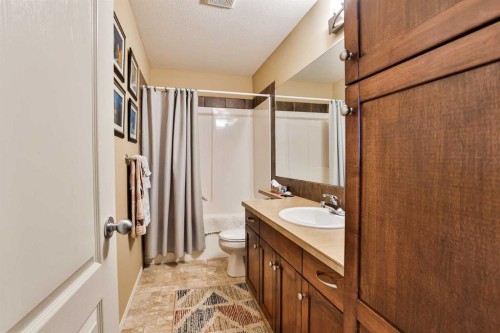91 Fairmont Point South, Lethbridge, AB - Indoor Photo Showing Bathroom
