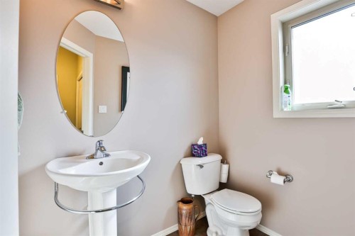 91 Fairmont Point South, Lethbridge, AB - Indoor Photo Showing Bathroom