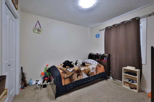 1988 Parkside Way, Coaldale, AB - Indoor Photo Showing Bedroom