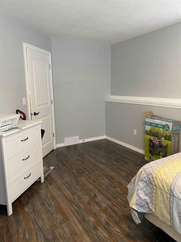 1988 Parkside Way, Coaldale, AB - Indoor Photo Showing Bedroom