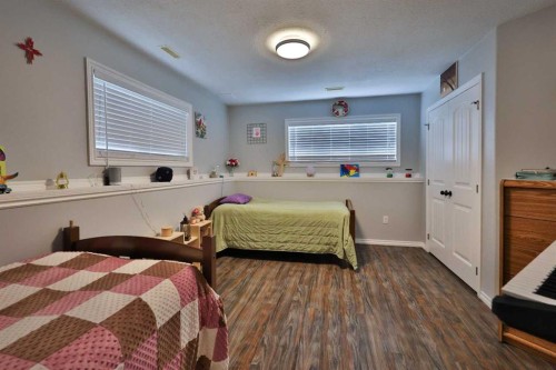 1988 Parkside Way, Coaldale, AB - Indoor Photo Showing Bedroom