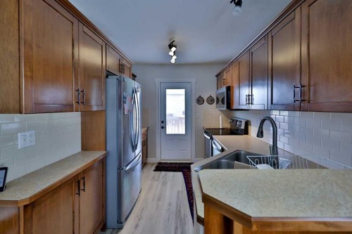1988 Parkside Way, Coaldale, AB - Indoor Photo Showing Kitchen With Double Sink
