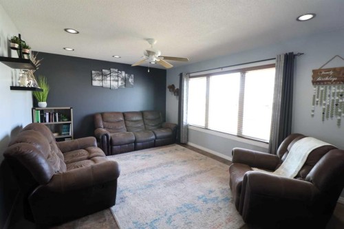 4726 57 Ave, Taber, AB - Indoor Photo Showing Living Room