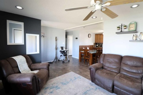 4726 57 Ave, Taber, AB - Indoor Photo Showing Living Room