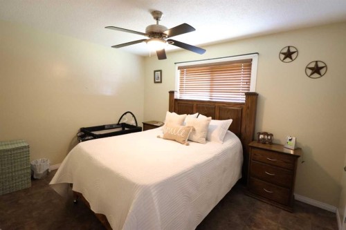 4726 57 Ave, Taber, AB - Indoor Photo Showing Bedroom