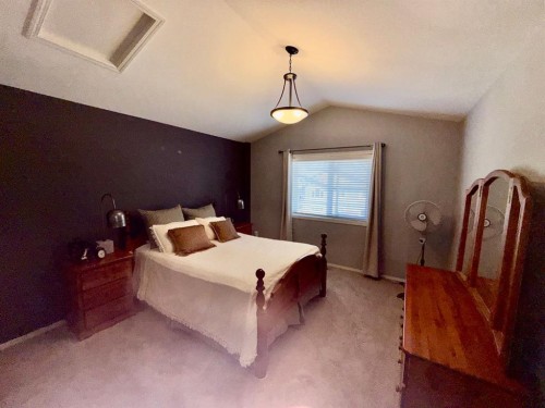 755 Silkstone Close West, Lethbridge, AB - Indoor Photo Showing Bedroom