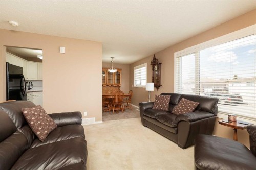 3512 20 Avenue South, Lethbridge, AB - Indoor Photo Showing Living Room