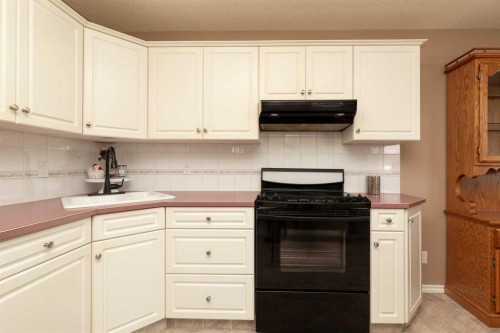 3512 20 Avenue South, Lethbridge, AB - Indoor Photo Showing Kitchen