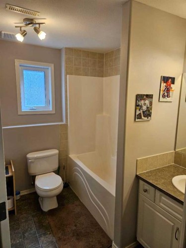 58 Heritage Circle West, Lethbridge, AB - Indoor Photo Showing Bathroom