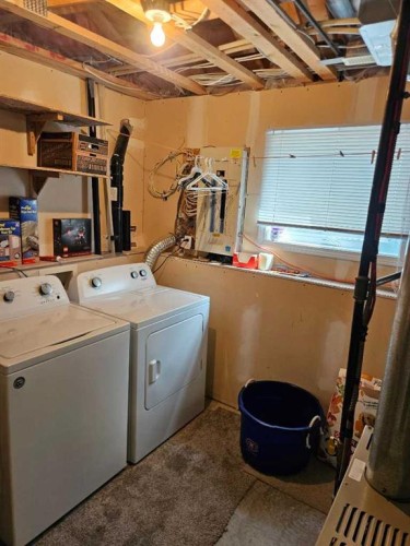 58 Heritage Circle West, Lethbridge, AB - Indoor Photo Showing Laundry Room