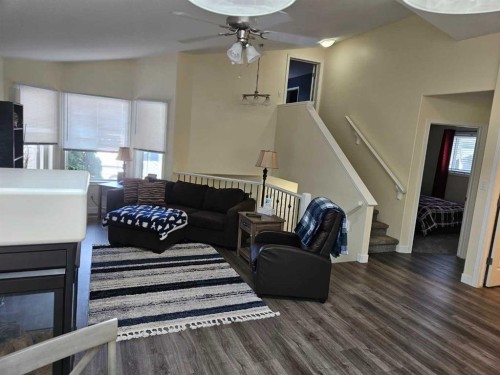 58 Heritage Circle West, Lethbridge, AB - Indoor Photo Showing Living Room