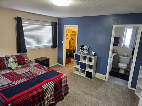 58 Heritage Circle West, Lethbridge, AB - Indoor Photo Showing Bedroom