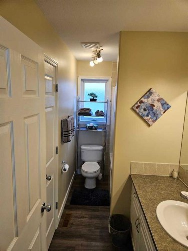 58 Heritage Circle West, Lethbridge, AB - Indoor Photo Showing Bathroom