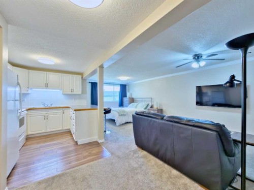 9-1739 St Edwards Boulevard North, Lethbridge, AB - Indoor Photo Showing Kitchen
