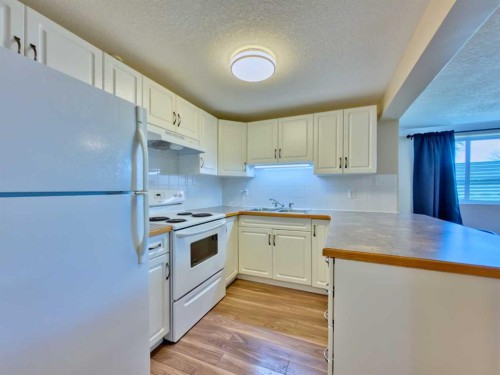 9-1739 St Edwards Boulevard North, Lethbridge, AB - Indoor Photo Showing Kitchen