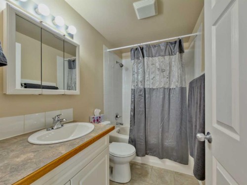 9-1739 St Edwards Boulevard North, Lethbridge, AB - Indoor Photo Showing Bathroom
