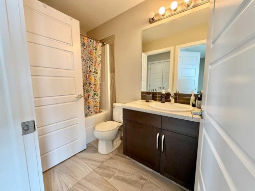 3-1134 Keystone Road West, Lethbridge, AB - Indoor Photo Showing Bathroom