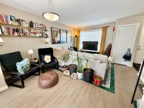 3-1134 Keystone Road West, Lethbridge, AB - Indoor Photo Showing Living Room