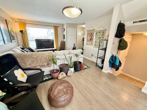 3-1134 Keystone Road West, Lethbridge, AB - Indoor Photo Showing Living Room