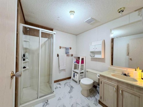 On 252 Range, Rural Cardston County, AB - Indoor Photo Showing Bathroom