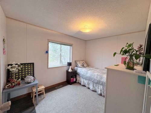 On 252 Range, Rural Cardston County, AB - Indoor Photo Showing Bedroom