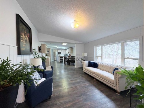 On 252 Range, Rural Cardston County, AB - Indoor Photo Showing Living Room