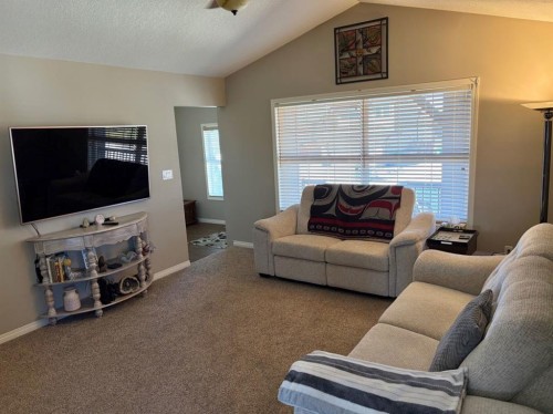 532 Sunridge Crescent West, Lethbridge, AB - Indoor Photo Showing Living Room