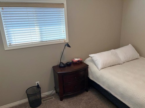 532 Sunridge Crescent West, Lethbridge, AB - Indoor Photo Showing Bedroom