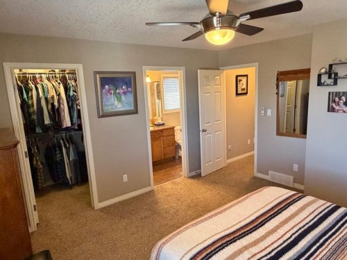 532 Sunridge Crescent West, Lethbridge, AB - Indoor Photo Showing Bedroom