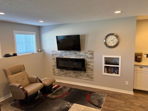 532 Sunridge Crescent West, Lethbridge, AB - Indoor Photo Showing Living Room With Fireplace