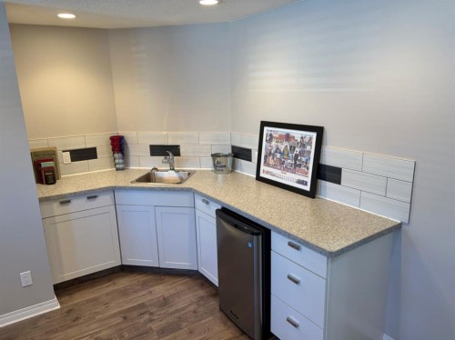532 Sunridge Crescent West, Lethbridge, AB - Indoor Photo Showing Kitchen